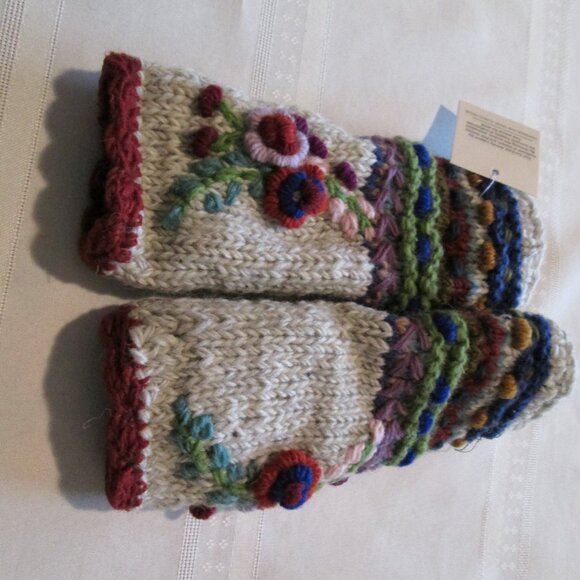🌸🪶☮️Handcrafted Flower Embroidered Fingerless Gloves – Made in Nepal - Picture 5 of 6